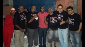 Os grupo de samba com sete integrantes. Eles posam para foto. #Pracegover
