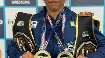 Atleta Mayara mostra as medalhas conquistadas. #Paratodosverem
