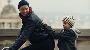 mulher anda de bicicleta com criança na garupa. #paratodosverem