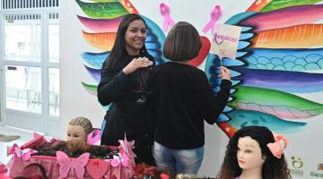 mulher mostra cabelo cortado #paratodosverem