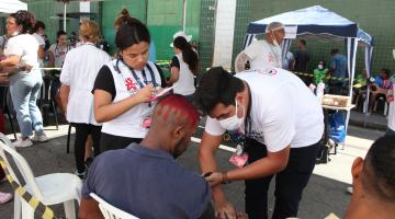 pessoa passa em atendimento