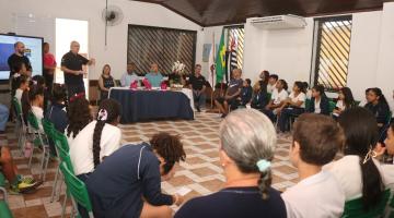 pessoas sentadas em uma reunião #paratodosverem