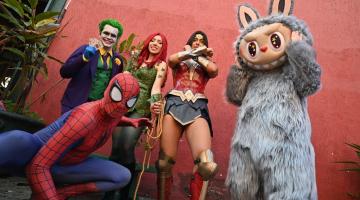 pessoas fantasiadas no festival #paratodosverem