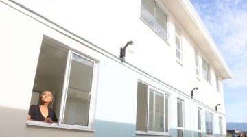 mulher olha para cima em janela de conjunto #paratodosverem