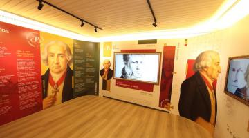 sala com objetos de jose bonifacio #paratodosverem