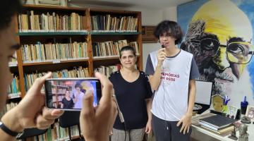 jovem faz entrevista enquanto outro filma com celular #paratodosverem 