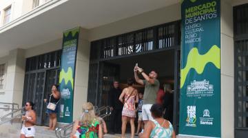 pessoas na frente do mercado #paratodosverem