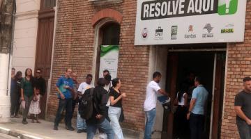 pessoas na frente do resolve aqui #paratodosverem