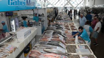 pessoas e comerciantes no mercado #paratodosverem 