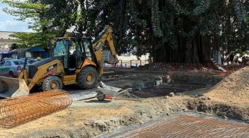 máquina trabalhando na obra #paratodosverem 