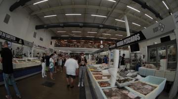 pessoas andando no mercado #paratodosverem