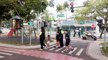 monitores ajudam crianças a atravessar a rua #paratodosverem