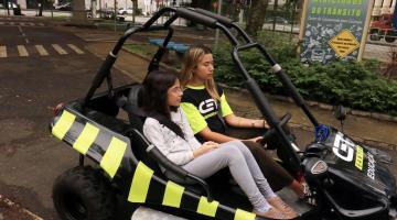 menina anda em minibugue com instrutora #paratodosverem 