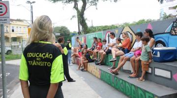 alunos passam por aula na minicidade #paratodosverem 