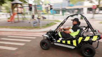 minibugue trafegando em pista #paratodosverem