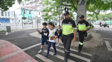 crianças atravessam a rua da minicidade  #paratodosverem