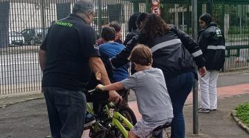 crianças de bicicleta na pista #paratodosverem 