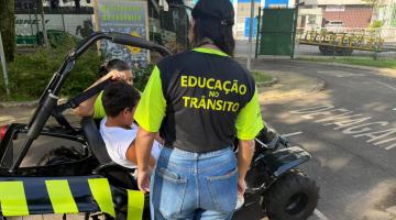 crianças andando de minigubug #paratodosverem