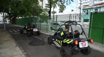 dois minibuggies em pista da minicidade. #paratodosverem