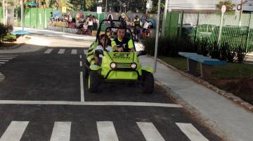 mulher dirige minibugue com criança. #paratodosverem