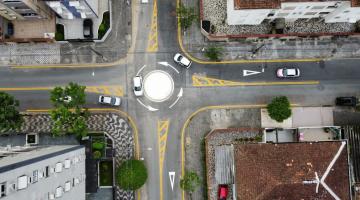 mirrotatória vista por drone. carros circulam. #paratodosverem