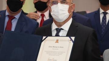 Ministro exibe título de Cidadão Santista. #pracegover