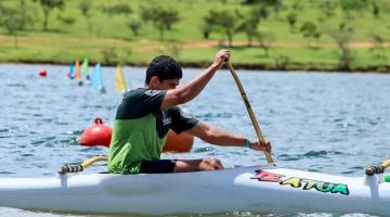 Canoísta de Santos remando em Brasilia. #paratodosverem