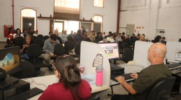 pessoas aguardando atendimento no resolve aqui #paratodosverem 