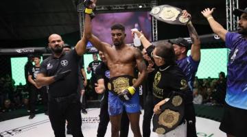 Lutador santista Soul Glo dá show e unifica cinturão no Jungle Fight
