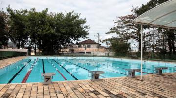 piscina com raias e os pontos de salto do lado de fora. #paratodosverem 