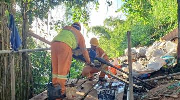 operários atuando na encosta #paratodosverem