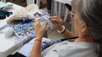 Mulher faz crochê. #Paratodosverem