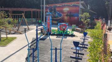 praça com novo piso, equipamentos fixos de ginástica e playground. #paratodosverem 