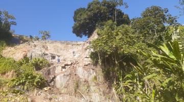 operários atuando em encosta #paratodosverem