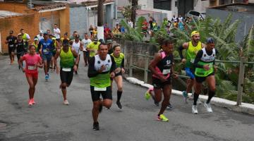 atletas estão correndo em subida de morro. Há homens e mulheres. #paratodosverem