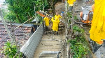 oprários atuando no morro #paratodosverem