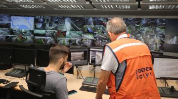Técnicos da Defesa Civil atuando no centro de câmeras #paratodosverem 