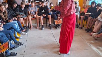 mulher de turbante fala a estudantes #paratodosverem