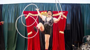 palhaço faz malabares #paratodosverem