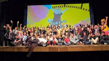 pessoas no palco durante evento da mostra #paratodosverem 