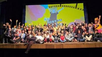 pessoas reunidas em palco #paratodosverem