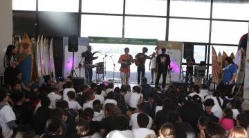 apresentação musical dentro do museu do surf. #paratodosverem