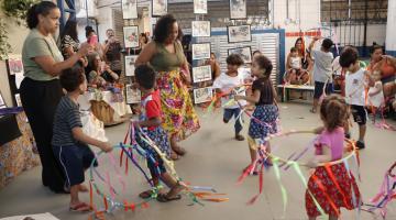 crianças brincando com fitas #paratodosverem