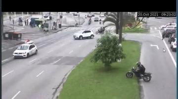 Moto atravessando para outro lado da avenida pelo jardim #paratodosverem