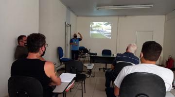 Alunos assistem curso em sala de aula. #paratodosverem