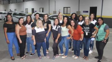 Mulheres motoristas com veículos ao fundo. #pratodosverem