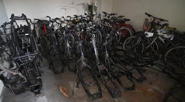 pedaços de motos apreendidas #paratodosverem 