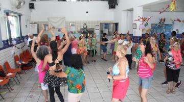 pessoas dançando na unidade de saúde #paratodosverem