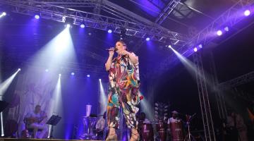 maria rita está cantando o centro do palco. #paratodosverem