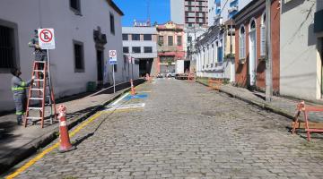 vista da rua tiro onze com placas de trânsito. #paratodosverem